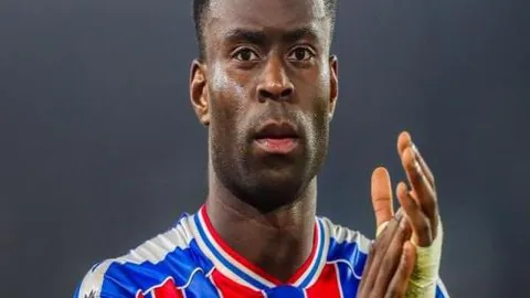 卢卡库强势突破防线，精准射门连入两球，助力球队取得两球优势